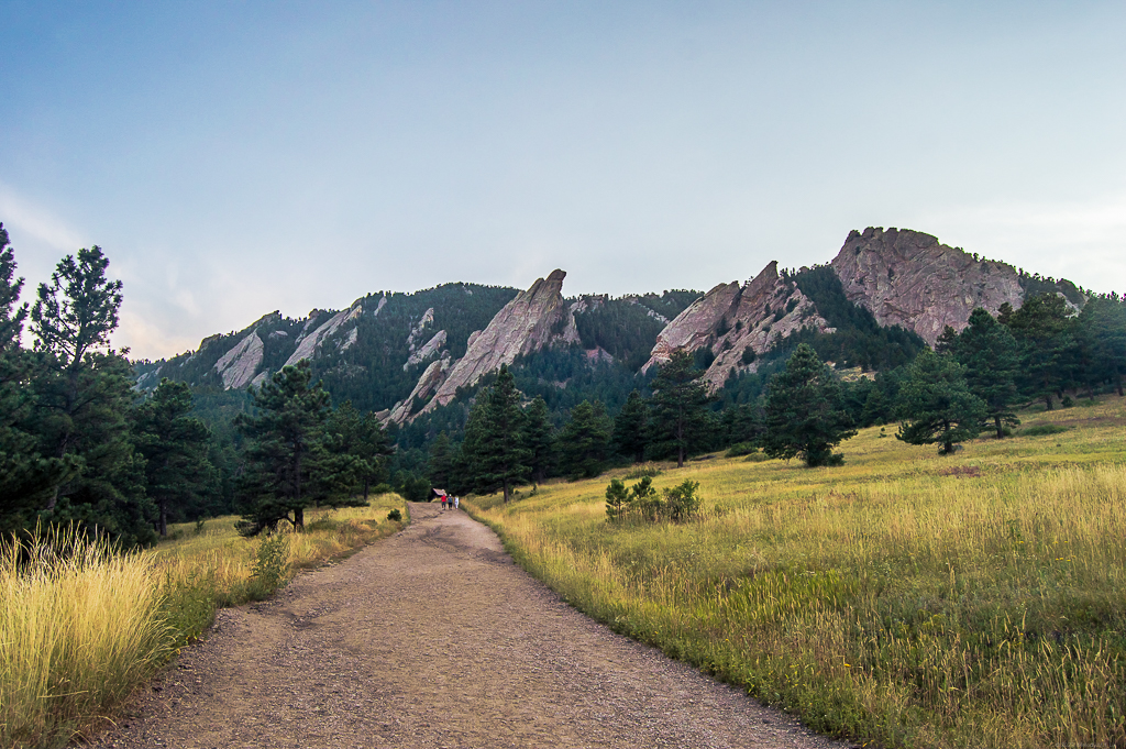 Flatiron Loop trail with Flatirons in the distance