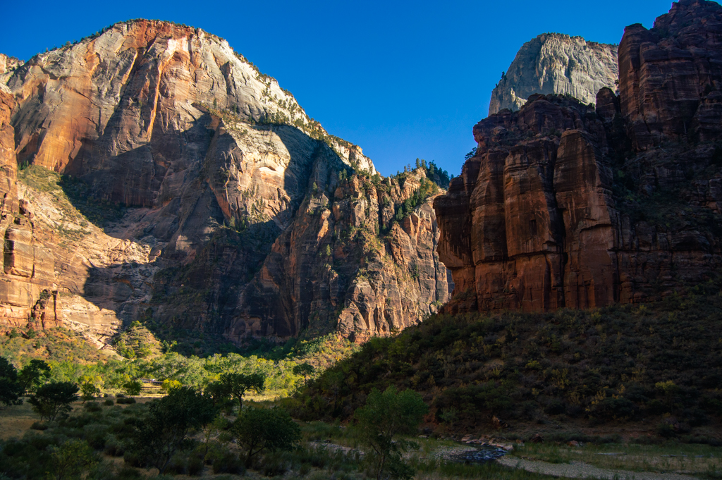 The red canyon walls of Zion Canyon