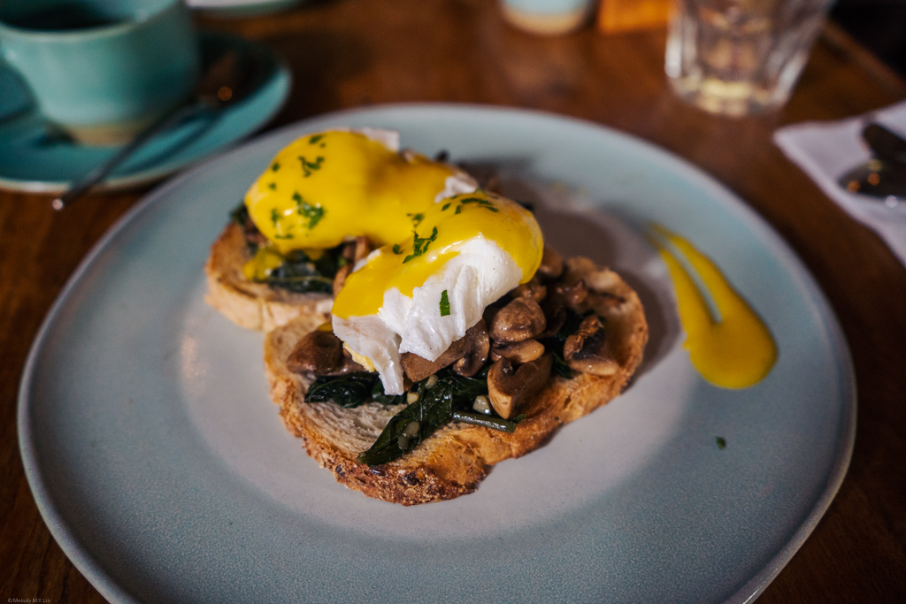 Eggs benedict with mushrooms