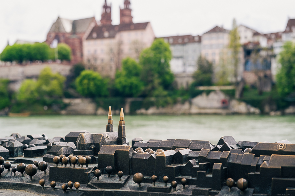 The model of the Basler Münster with the actual building in the background