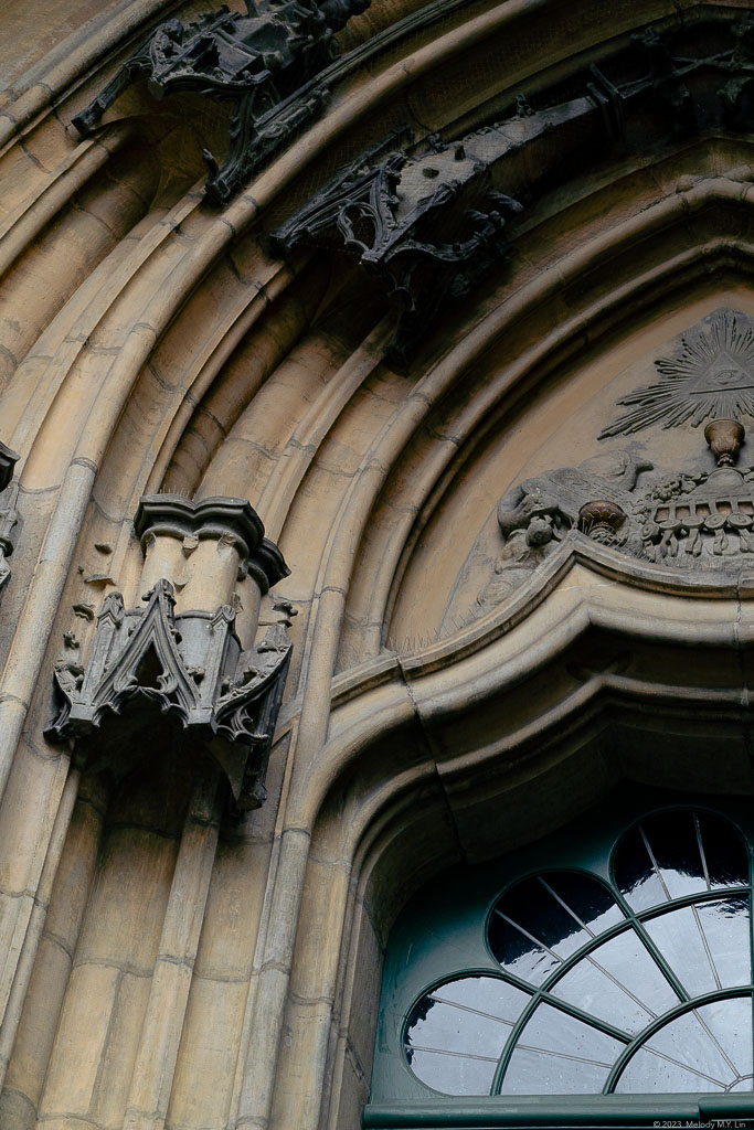 Small versions of the arches carved into the main arch