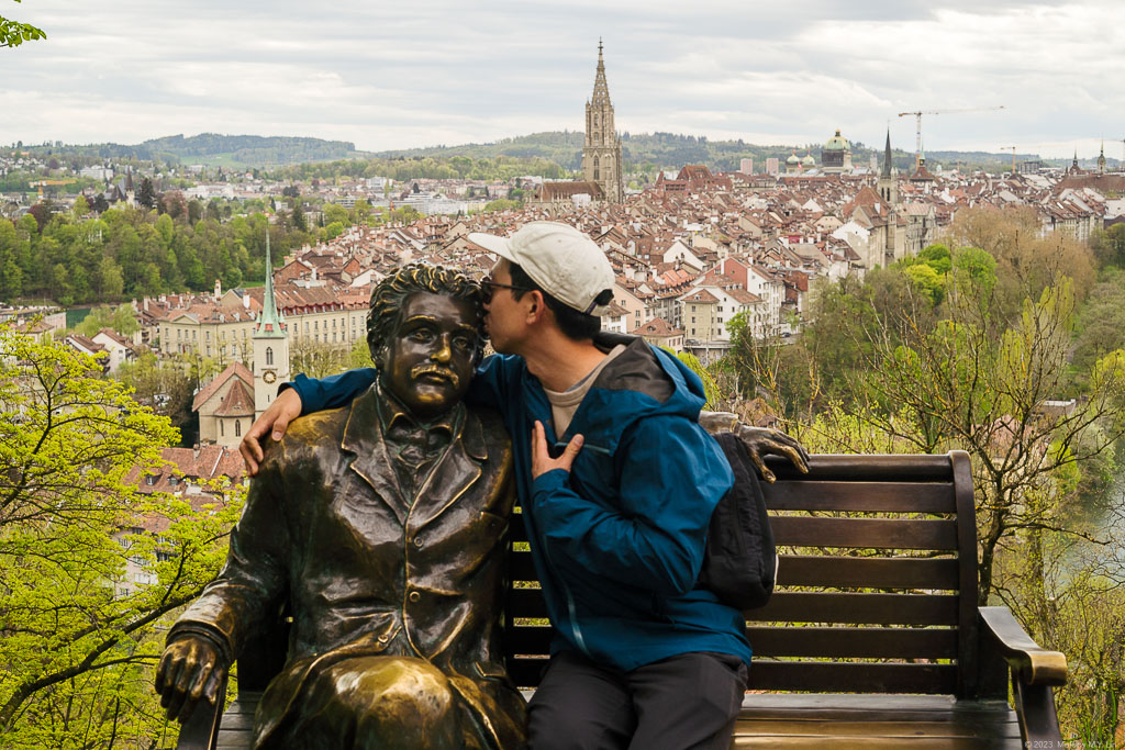 D kissing the Einstein statue