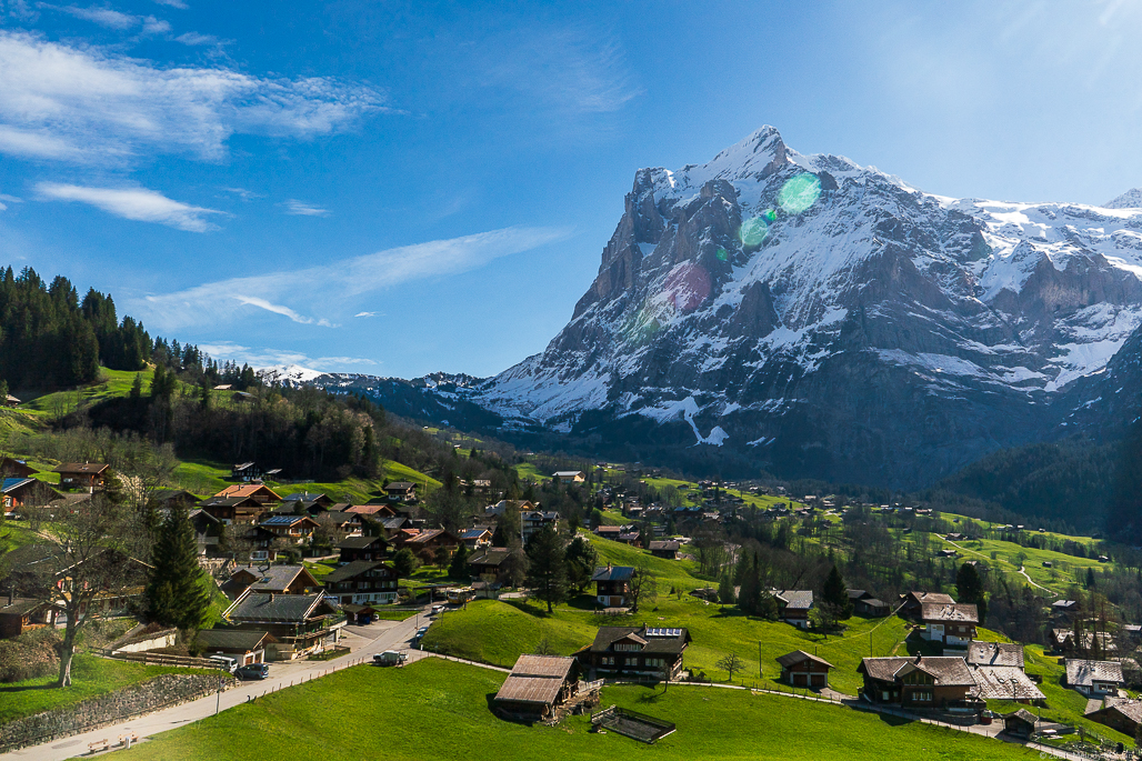 A wider view of the village and the Wetterhorn